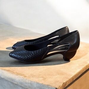 Trotters Black Textured Heels Size‎ 9.5. Hand woven leather, block heel.